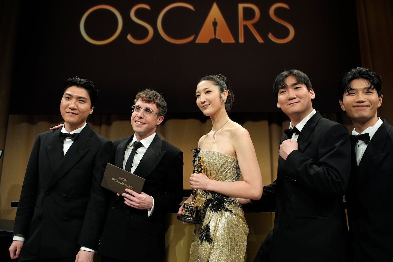 default-929 Five people at the Academy Awards stage.